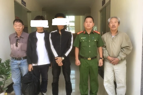 Giúp đỡ 2 thiếu niên hoàn cảnh éo le, bỏ nhà đi cả tuần trời