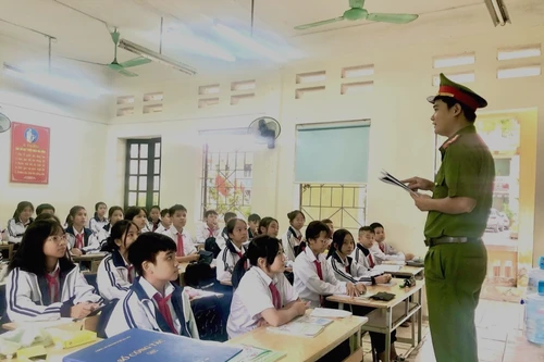 Huyện Gia Lâm (Hà Nội): Trưởng Công an xã tuyên truyền, hướng dẫn kỹ năng đảm bảo an ninh học đường