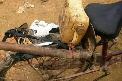 Tìm thân nhân của người phụ nữ tử vong bên đống gạch