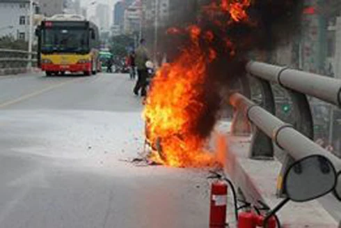 Hà Nội: Xe máy bốc cháy dữ dội trên cầu vượt Lê Văn Lương