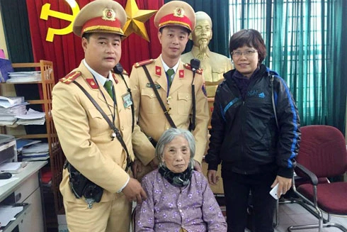 CSGT Hà Nội giúp cụ bà 82 tuổi đi lạc đường tìm thấy gia đình