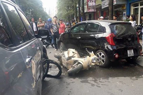 Hà Nội: Ô tô tông xe máy, mẹ văng ra xa con bị cuốn vào gầm xe