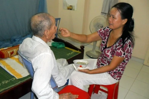 "Hỉ-nộ-ái-ố" nghề "ôsin" bệnh viện