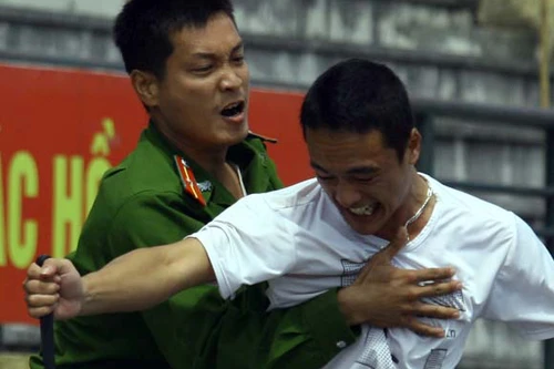 Diễn tập: Một chiến sỹ hạ gục "5 tên cờ bạc chuyên nghiệp có súng ngắn"