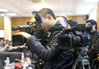 Sau "cuộc chiến", ôm hôn cả ông Vũ lẫn bầu Kiên?