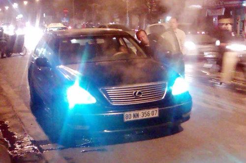 Xem Lexus bốc khói nghi ngút trên đường Kim Mã