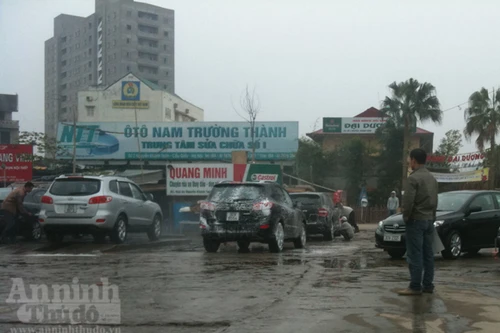 Rửa xe, cắt tóc, đánh giày tận thu ngày cuối năm