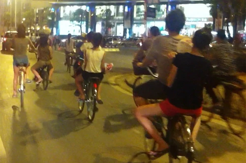 Đạp xe loằng ngoằng giữa đường, hụ còi inh ỏi