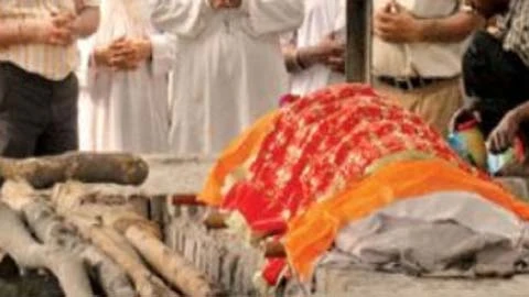 "Xác chết" bất ngờ nhổm dậy giữa giàn thiêu