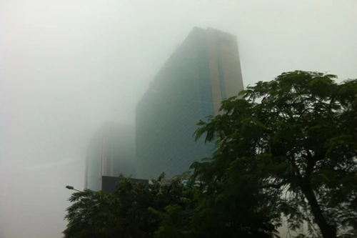 Sương mù bao phủ khắp Hà Nội