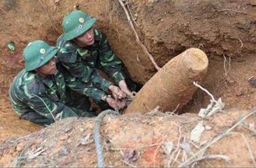 Vớ phải bom tạ, chủ xà lan không cấp báo mà đem...thả xuống kênh 