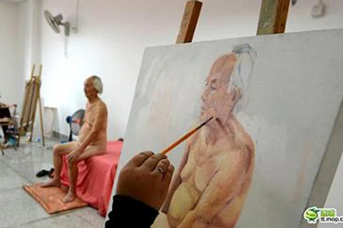 Làm mẫu khỏa thân, cụ ông 84 tuổi bị con cái từ mặt