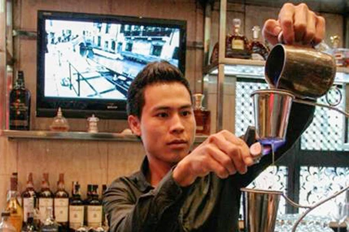 Chàng trai đưa cốc-tai… có vị phở, sang Brazil thi thố