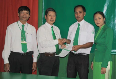 Tài xế taxi nhảy sông cứu người