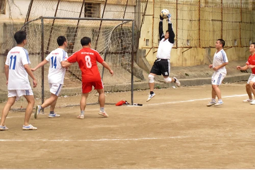 Sôi nổi giải bóng đá “Tình đồng đội”