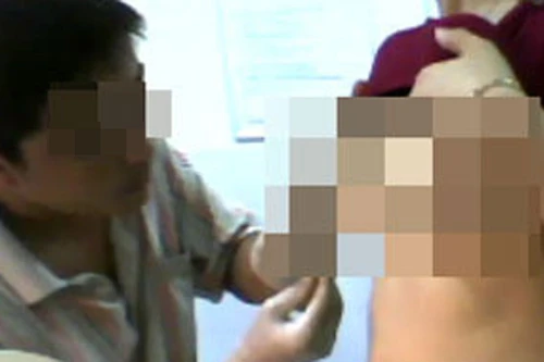 Bị sàm sỡ ngay tại nhà vệ sinh