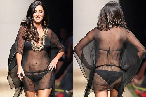 Người đẹp 51 tuổi tự tin trình diễn trang phục xuyên thấu