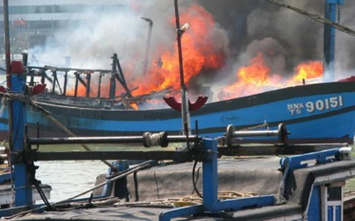 Đến lượt tàu cá bốc cháy dữ dội trên sông Hàn