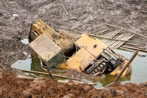 Thanh Hóa: Hố bom lớn “nuốt chửng” máy xúc 35 tấn