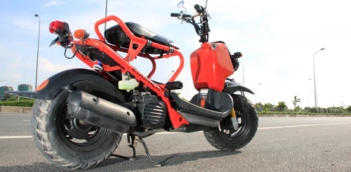 Hà Hồ và Cường “đô-la” đầu trần “cưỡi” xe máy loại gì?