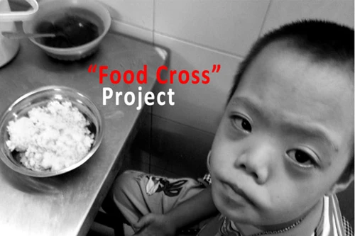 Nhóm học sinh cấp 3, tình nguyện quyên thức ăn cho trẻ cơ nhỡ