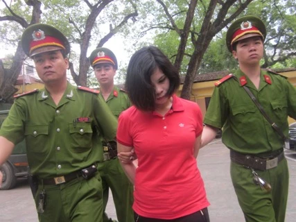 "Mẹ mìn" Lệ khóc nức nở khi bị tuyên án