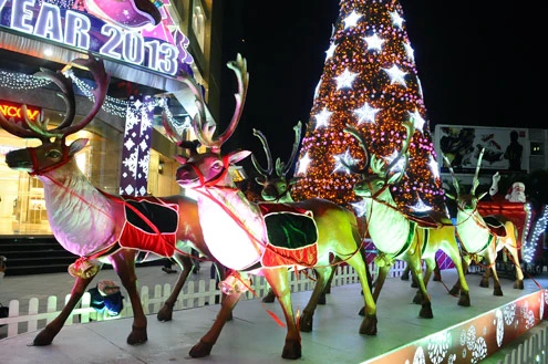 Mùa tuần lộc mang quà trên phố