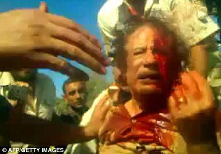 Áo dính máu, nhẫn cưới của Gadhafi rao bán 2 triệu USD