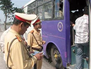 Khóa cửa ôtô “nhốt” CSGT, 3 đối tượng lãnh án tù