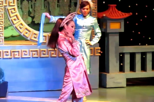 Nghe nghệ sĩ chuyển giới Thái hát tiếng Việt