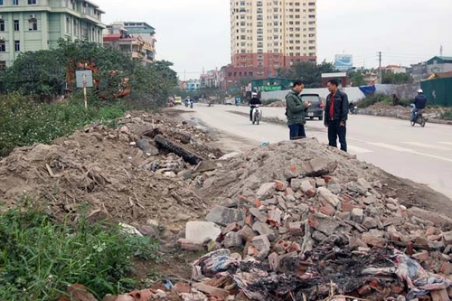 Khi con phố biến thành nơi tập kết phế thải xây dựng