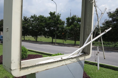 Biển quảng cáo rách nát vây Trung tâm HNQG