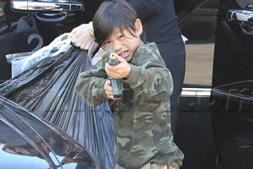 Pax Thiên 'dọa bắn' paparazzi