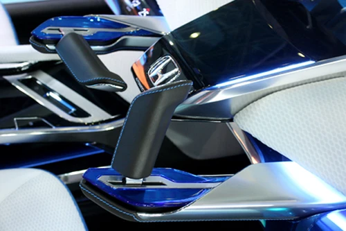 Ôtô lạ tại VN: Không vô-lăng, không đèn pha 