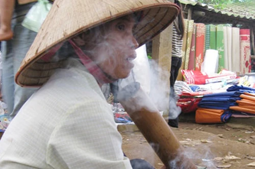 Kỳ thú nơi phụ nữ “phê” thuốc lào hơn mê cánh mày râu 