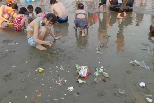 Đến Sầm Sơn, tắm biển chung với... rác
