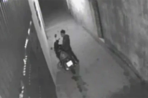 "Trình kém", đạo chích suýt bị chủ xe máy tóm