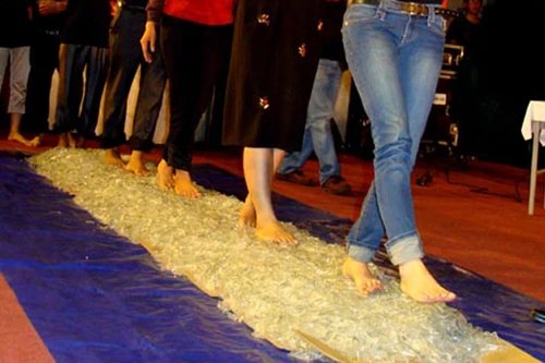 HN: 1.200 người "đùa giỡn" trên đống mảnh chai