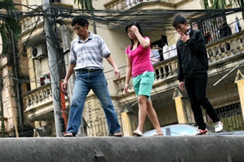 Người Hà Nội dò dẫm qua "cầu khỉ"