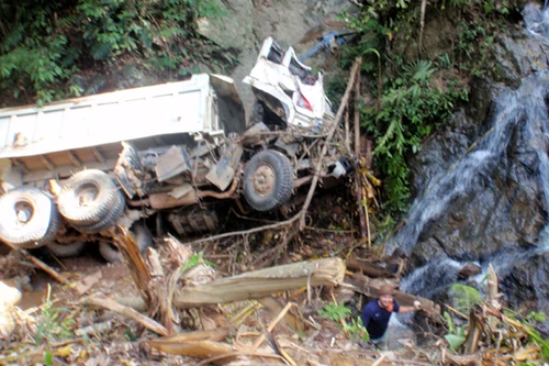 Thót tim xem cứu hộ xe tải lao thác sâu 200m (Phần 1)