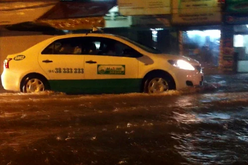 Mưa lớn, Hà Nội lại mênh mông nước