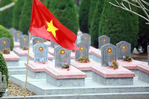 Hàng nghìn người tri ân anh linh các anh hùng liệt sỹ