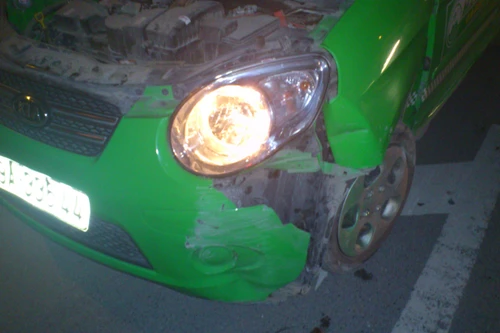 1 tối, hố ga lần lượt “nuốt” 4 xe