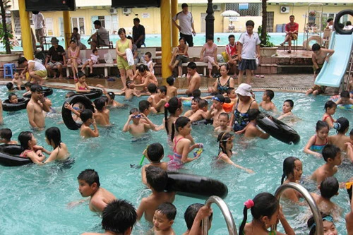Nắng gắt, bể bơi Hà Nội đông bất thường