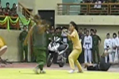 Xem nữ CSGT trấn áp 4 đối tượng càn quấy