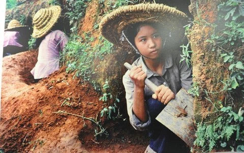 Cảnh trẻ em thời chiến đào hầm