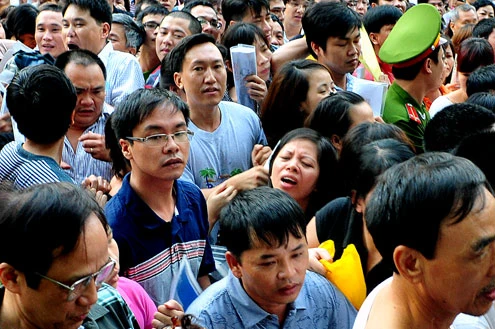 Khốn khổ cảnh dầm mưa suốt đêm, xin học cho con