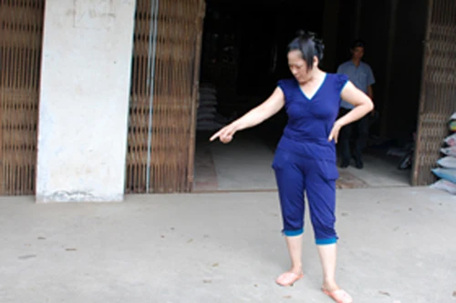 Sáng mở mắt, thấy tên chồng trên... vòng hoa trước cửa