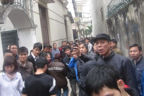 Tự cứa cổ và phóng hỏa đốt nhà do bi quan?