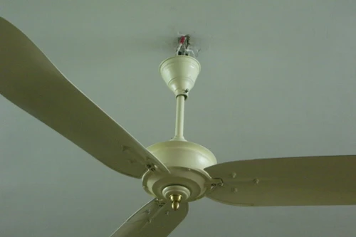 Ám ảnh nhà có ma, 1 phụ nữ treo cổ lên quạt trần